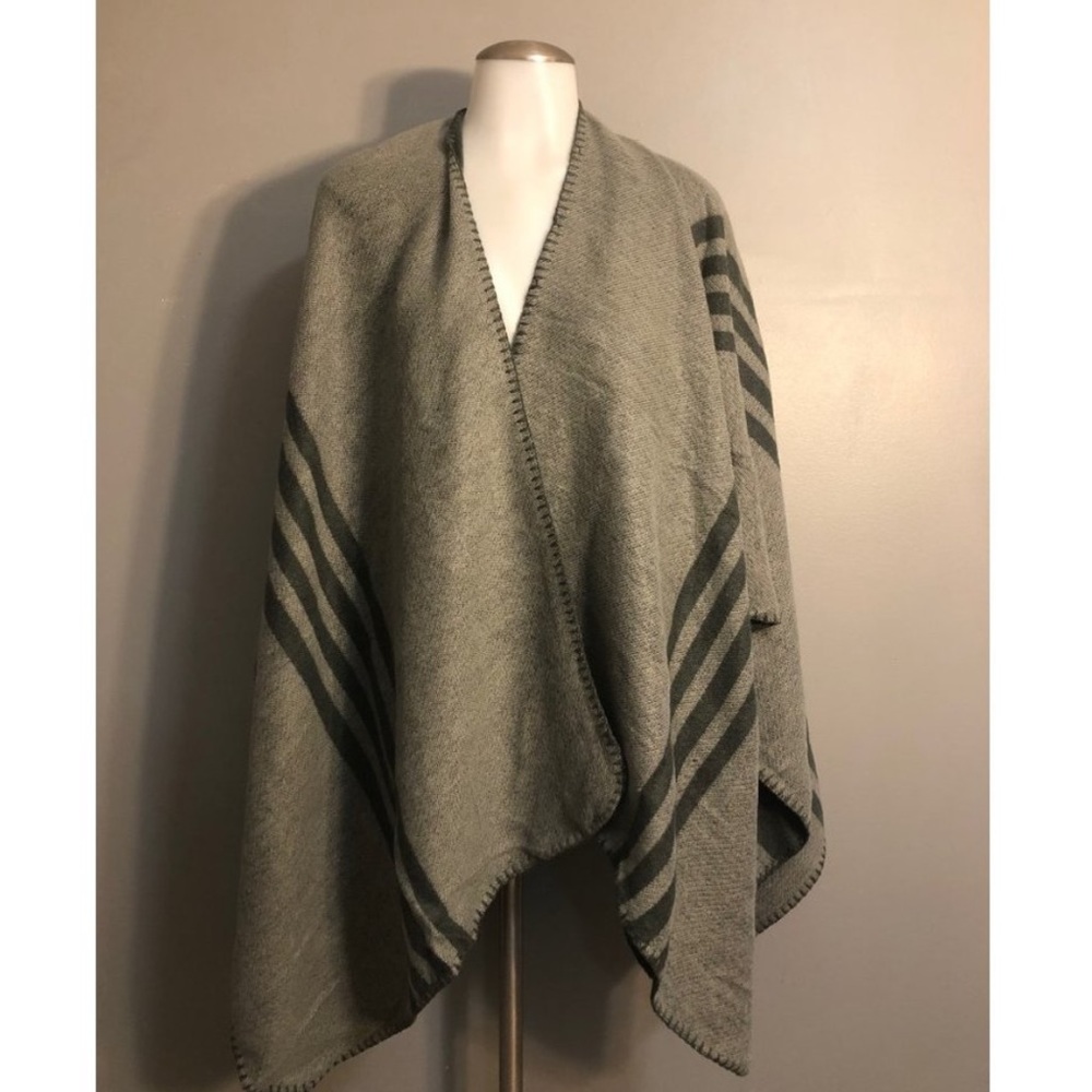 BB Dakota Reversible Gray Plaid Wrap Poncho, Great Condition! One Size Fits All